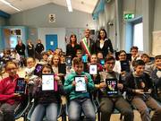 Gruppo di studenti dotati di iPad-Apple